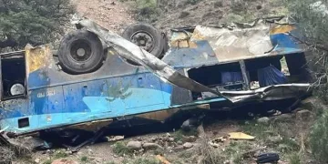 Yolcu otobüsü uçurumdan yuvarlandı: 31 ölü