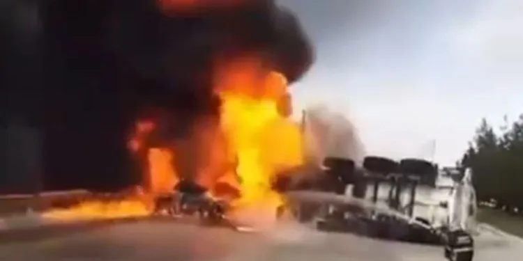 Devrilen tanker alevlere teslim oldu
