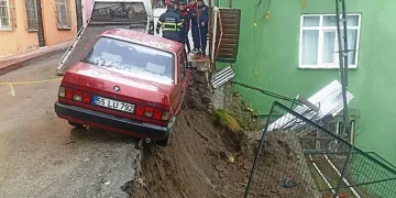 İstinat duvarı çöktü, sokak trafiğe kapatıldı