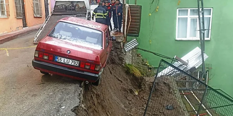 İstinat duvarı çöktü, sokak trafiğe kapatıldı