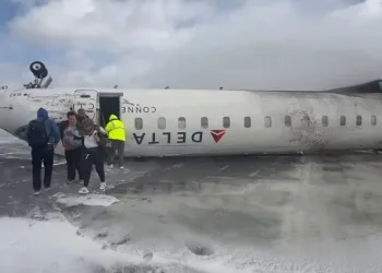 Kanada’da yolcu uçağı ters döndü