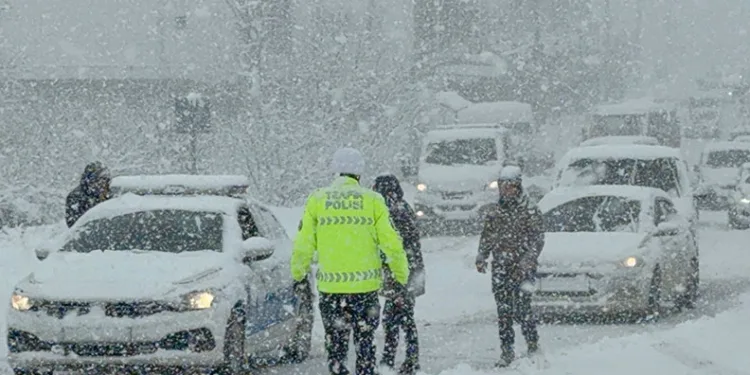 Rampa çıkamayan araçlar trafiği sıkıştırdı