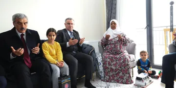 Cumhurbaşkanı Erdoğan, evlerine kavuşan depremzede aileyi ziyaret etti