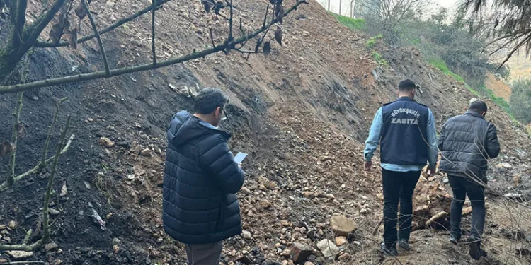 Hastane randevusuna giderken karlı yolda şarampole devrildiler: 3 yaralı