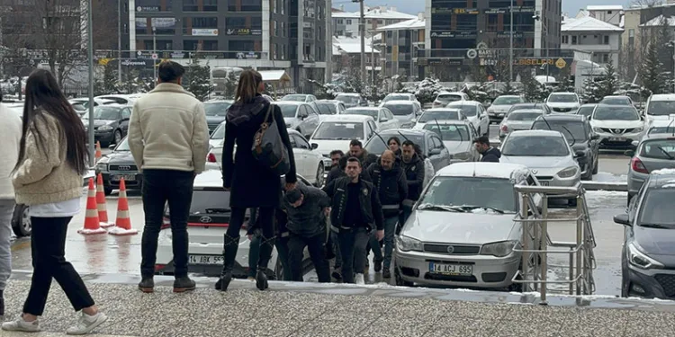 Sahte sevgili şebekesine ‘Sevgililer Günü’ operasyonu: 16 gözaltı