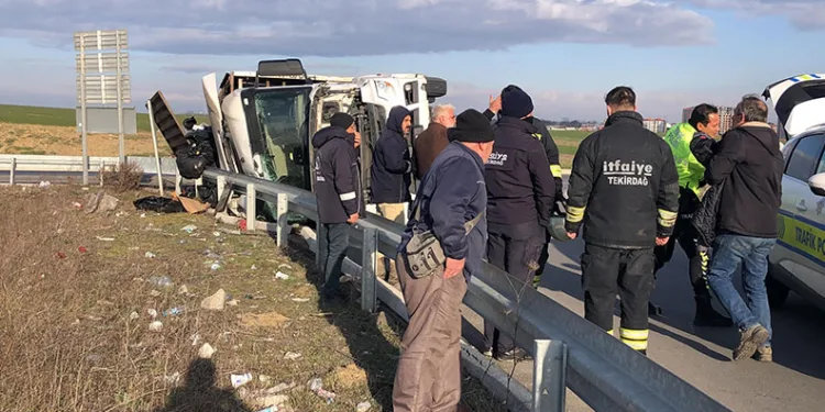 Hafif ticari araç otobüse çarptı: 1 yaralı