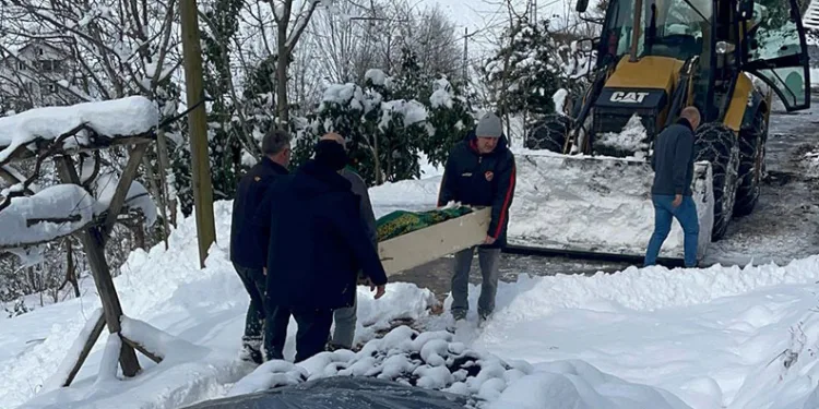 Isparta’da otomobil yangını itfaiye ekiplerince söndürüldü