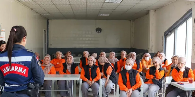 Depremzede ailenin yaşadığı konteyner yanarak kullanılmaz hale geldi
