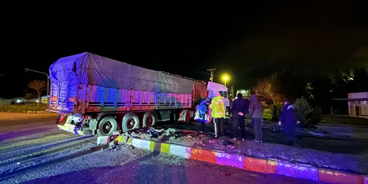 Bursa’da 2 TIR kavşakta çarpıştı: 2 yaralı