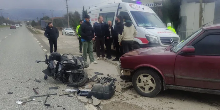 Bursa’da motosiklet otomobille çarpıştı