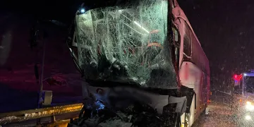 Sivas’ta yolcu otobüsü TIR’a çarptı: 13 yaralı