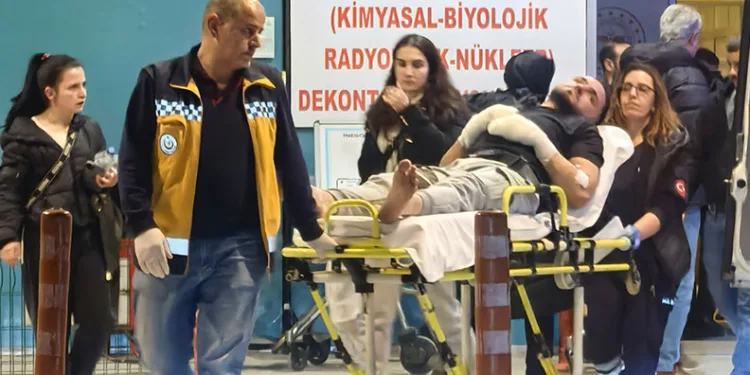 Kediden korkarak camın üzerine düşen genç yaralandı