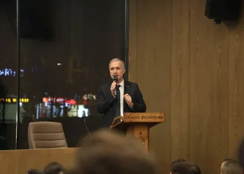 Depremde yıkılan binaların projeleri mühendislerle incelendi