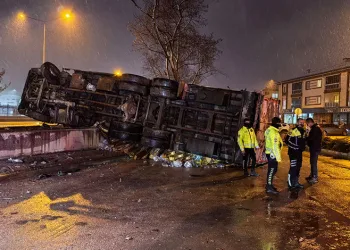 Bursa’da içecek yüklü kamyon devrildi