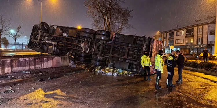 Bursa’da içecek yüklü kamyon devrildi