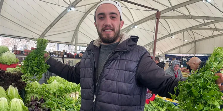 Gazetecilik bölümünü bitirdi pazarcı oldu