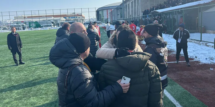 Sivas’ta amatör maçta ortalık karıştı