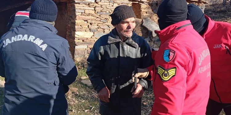 Hastane randevusuna giderken karlı yolda şarampole devrildiler: 3 yaralı