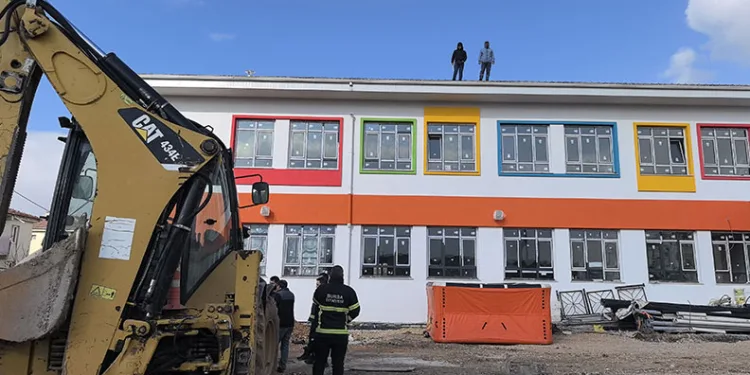 Bursa’da Paralarını alamayan işçiler anaokulunun çatısına çıktı