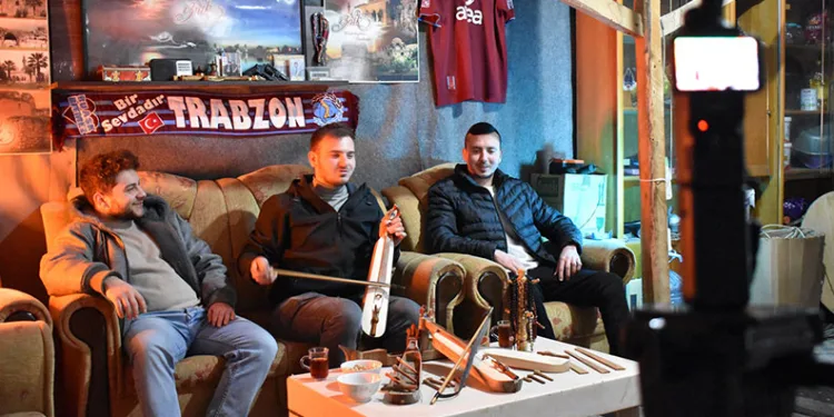Dededen Toruna Uzanan Kemençe Ustalığı