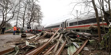 Almanya’da yolcu treni tırla çarpıştı: 1 ölü, 25 yaralı