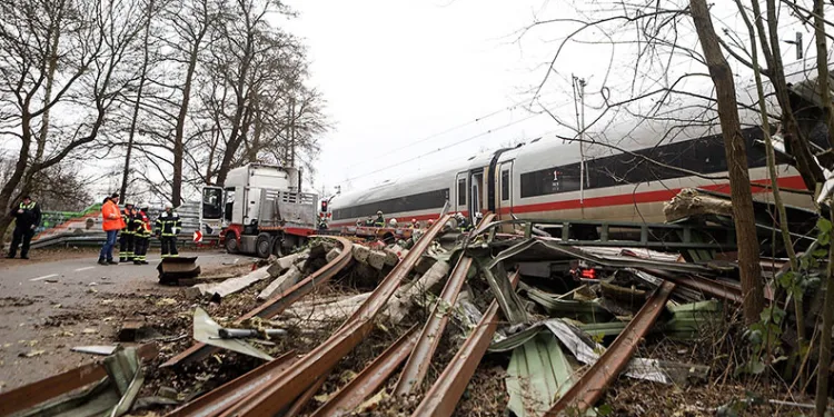 Almanya’da yolcu treni tırla çarpıştı: 1 ölü, 25 yaralı