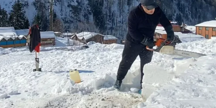 Ağaç motoru ile karı keserek iglo yaptılar