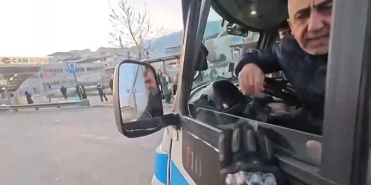 Yol verme kavgasında şoför ile motosikletçi birbirine girdi