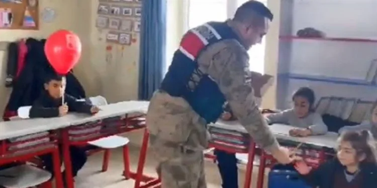 Jandarmadan köy okuluna ziyaret
