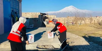 Kadın gönüllüler, ihtiyaç sahiplerine destek oluyor