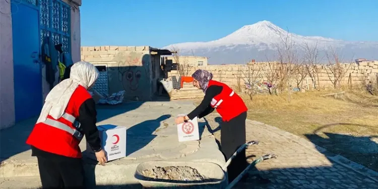 Kadın gönüllüler, ihtiyaç sahiplerine destek oluyor