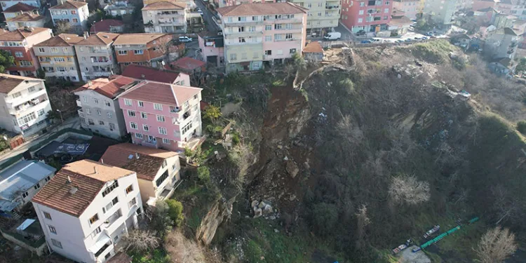 Üsküdar’daki toprak kayması dron ile görüntülendi