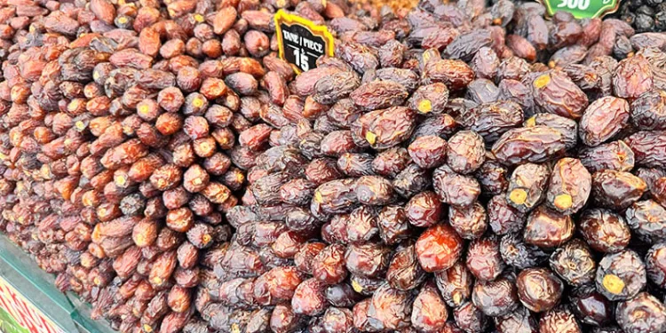 Ramazan öncesi hurma çeşitleri tezgahlarda yerini aldı