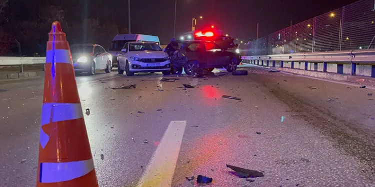 Direksiyon hakimiyetini kaybetti, önündeki 3 araca çarptı