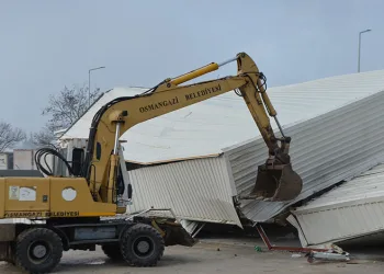 Tarım arazisi üzerindeki kaçak depo yıkıldı