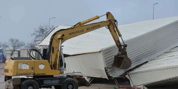 Tarım arazisi üzerindeki kaçak depo yıkıldı