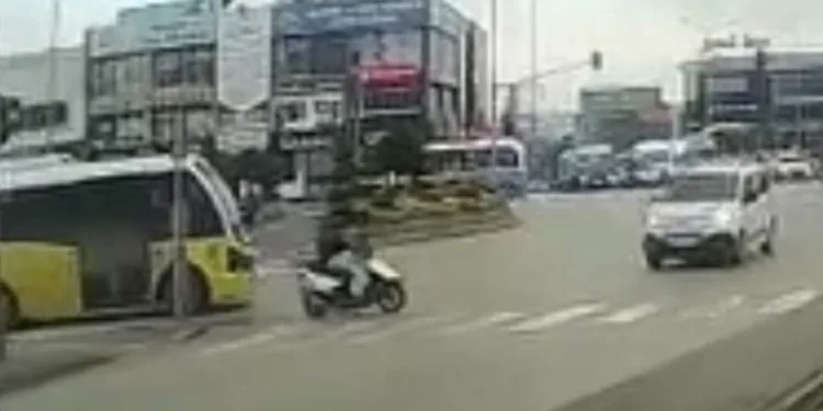 Yaya geçidini kullanan motosiklete otomobil çarptı