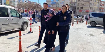 Tartıştığı kocasını bıçaklayarak öldürdü