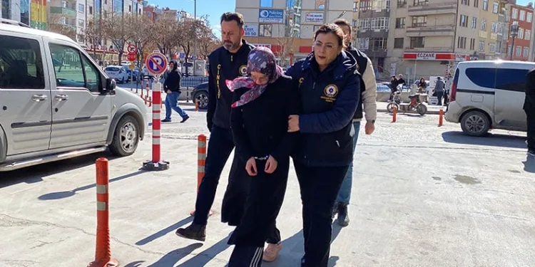 Tartıştığı kocasını bıçaklayarak öldürdü