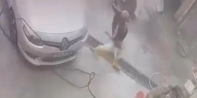 Bursa’da acemi yıkamacının tazyikli suyla imtihanı kamerada