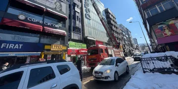 Sokakları kayak pistine çevirdi