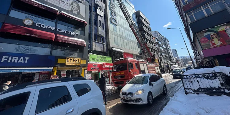 Sokakları kayak pistine çevirdi