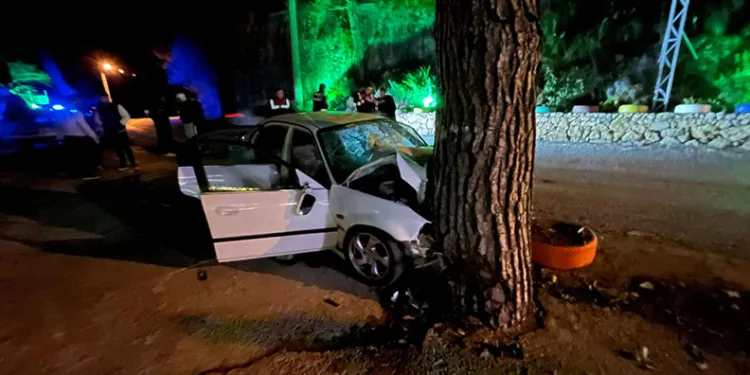 Antalya’da virajı alamayan otomobil ağaca çarptı: 1 ölü, 3 yaralı