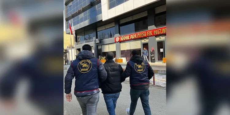 Şarampole uçan otomobil sürücüsü yaralandı