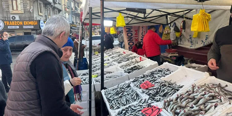 Oyun oynarken parmağını duvara sıkıştırdı