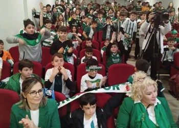 Öğrenciler Bursasporlu futbolcuları ‘Cendere’ müziği eşliğinde karşıladı