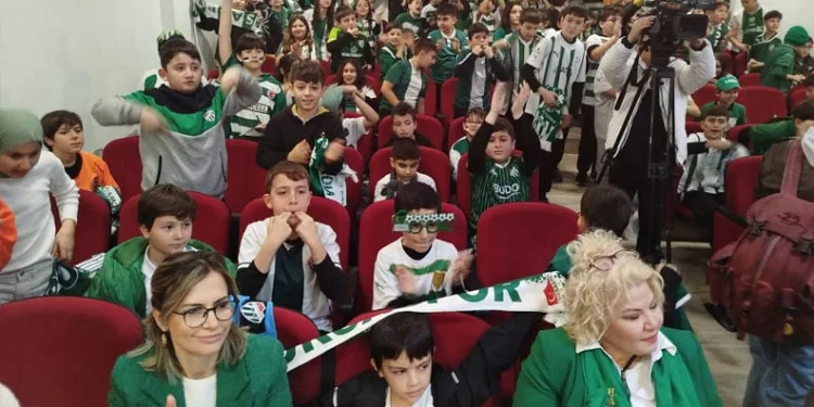 Öğrenciler Bursasporlu futbolcuları ‘Cendere’ müziği eşliğinde karşıladı