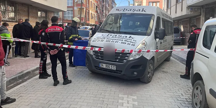 Servis minibüsü 5 yaşındaki çocuğun üzerinden geçti