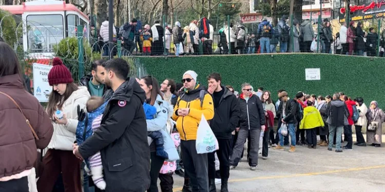 Teleferik arıza yapınca metrelerce kuyruk oluştu