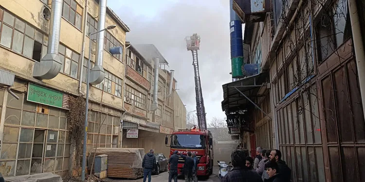 Bursa’da mobilya imalathanesinde yangın